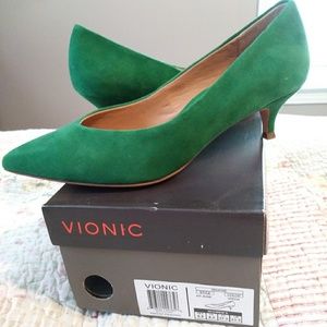 Brand New Vionics size 6.5 Green Josie Pump